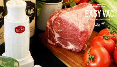 manuell vakuumförpackare EasyVac tillsammans med kött och tomater.