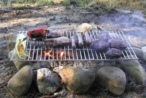 Stort grillgaller som är stadigt att lägga över en öppen eld. Rektangulärt.