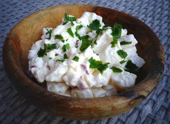 Potatissallad i skål - recept - krämig potatissallad med pepparrot