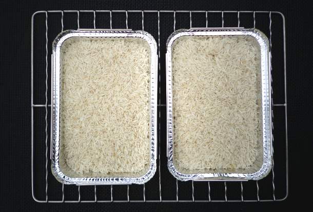 Rökt ris i två aluminiumformar.