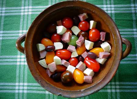 Tomatsallad med egenrökt skinka.