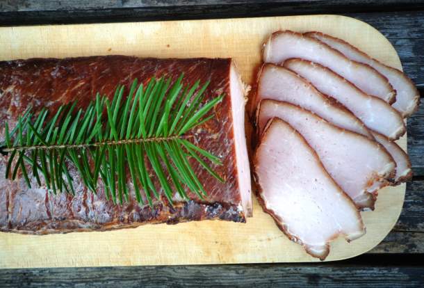 Varmröka fläskytterfilé i Bradley Smoker eller Borniak - recept. Här uppskuren på skärbräda.