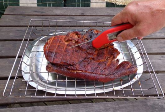 Thermapen som mäter temperatur i kött.