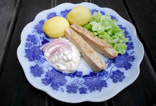 fläskfisk med potatis och gräddfilssås