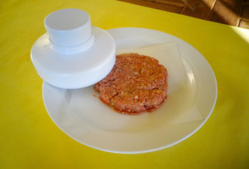hamburgare formade med hamburgerpress