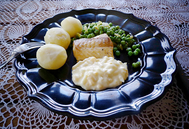 Lättrökt torskrygg på tallrik med potatis och franska ärtor