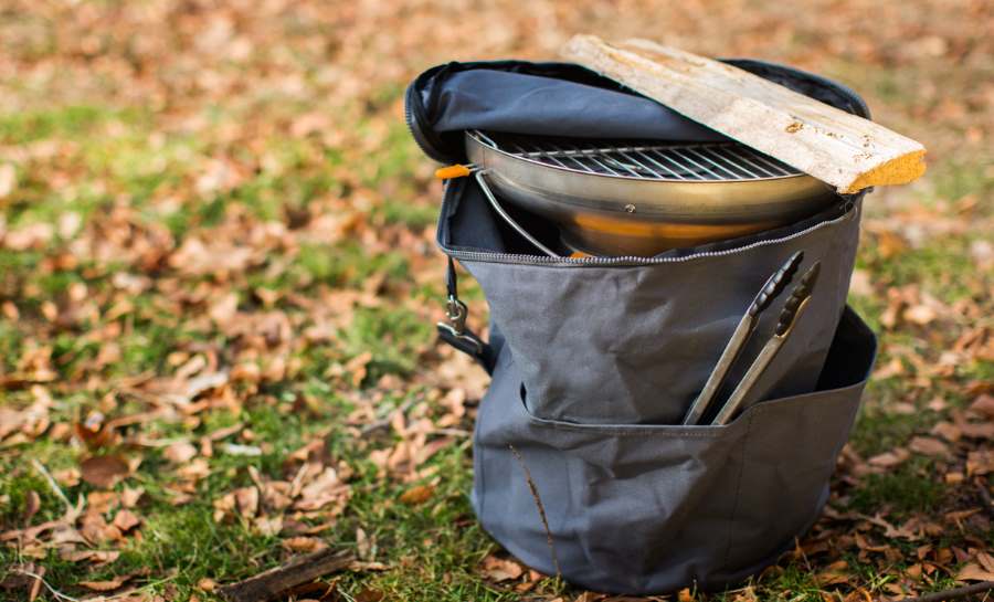 BioLite BaseCamp Carry Pack - stängs med dragkedja upptill och har plats i sidofickor för mindre saker.