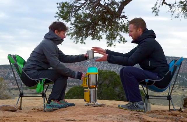 Biolite Campstove 2 är ett riktigt bra friluftskök. Här med Kettle Pot som kastrull och vattenkokare ovanpå.