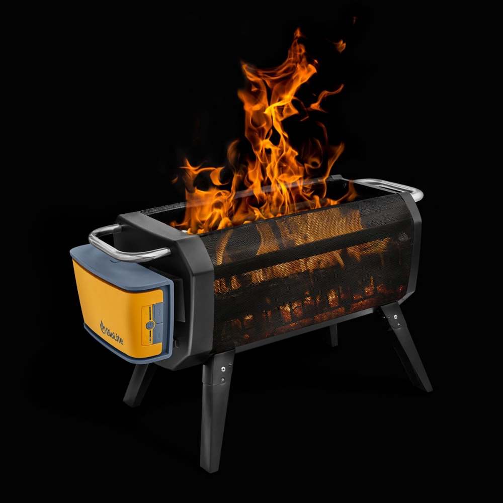 Biolite Firepit friluftsgrill - elden ser nästan svävande ut när det är mörkt.