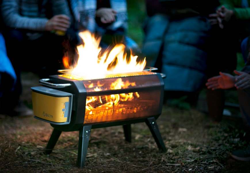 Biolite Firepit friluftsgrill -samla vännerna kring elden och grilla i naturen.