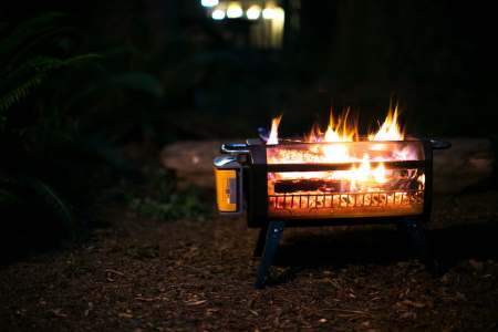 Biolite Firepit friluftsgrill ger en stämningsfull eld att samlas kring.