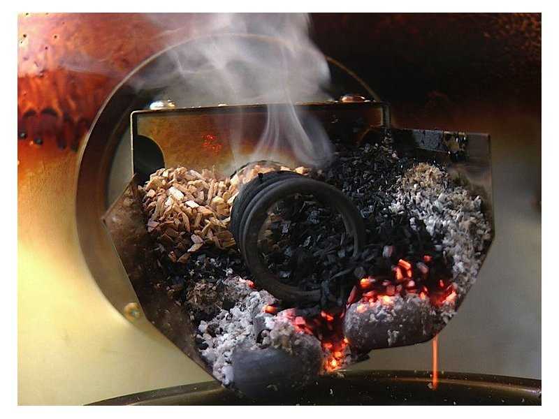 Rökspån som pyr på rökgeneratorn tillhörande Borniak BBD -150.