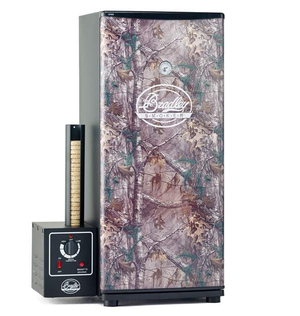 Bradley Smoker Realtree 6 galler - kamouflagefärgat rökskåp från Bradley, bild på utsidan - köp av Smart Fritid.