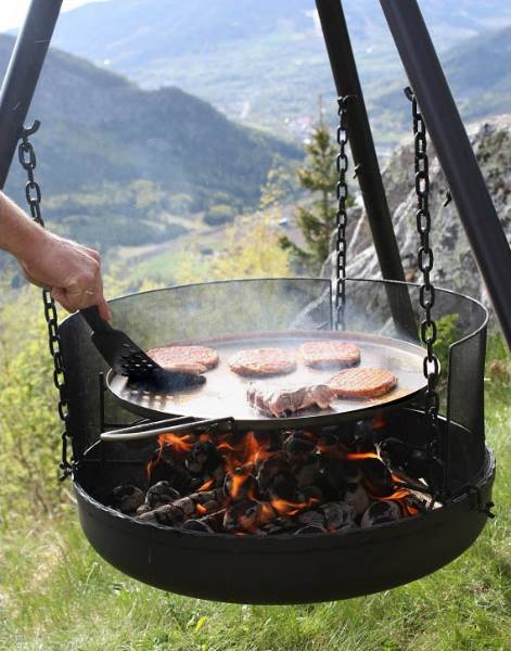 Bålpanna för dig som vill laga mat ute, här steks hamburgare på stekpanna, finns hos Smart Fritid.