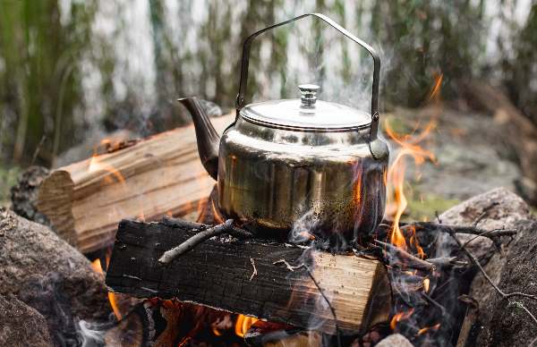 Rostfri kaffepanna för lägerelden utomhus.