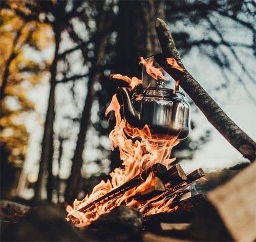 Kaffepannor eld utomhus
