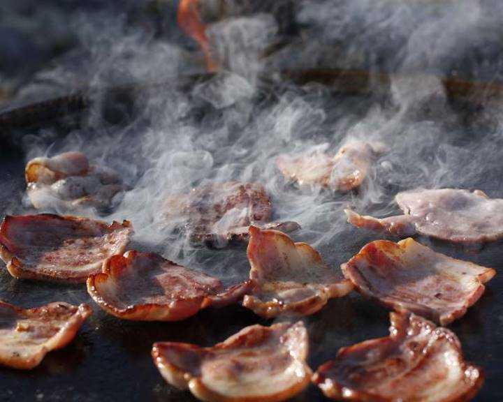 Espegard stekbord gjutjärn - med bacon som steks.