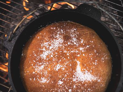 Färdigbakat bröd i Dutch Oven.