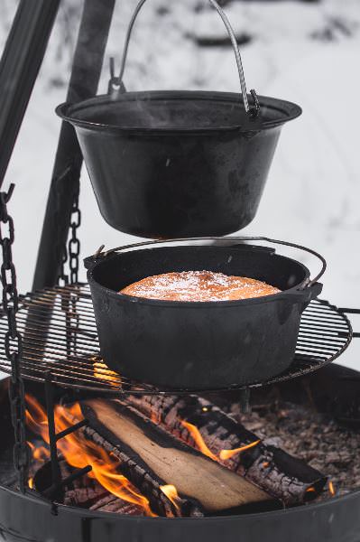 Dutch oven över en Braspanna.