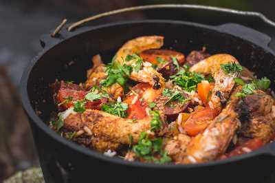 Dutch oven med risrätten Jambalaya.