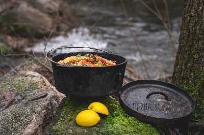 Jambalaya i Dutch Oven på sten vid fors.