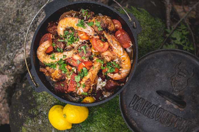 Dutch Oven stående utomhus med en härlig Jambalaya i.