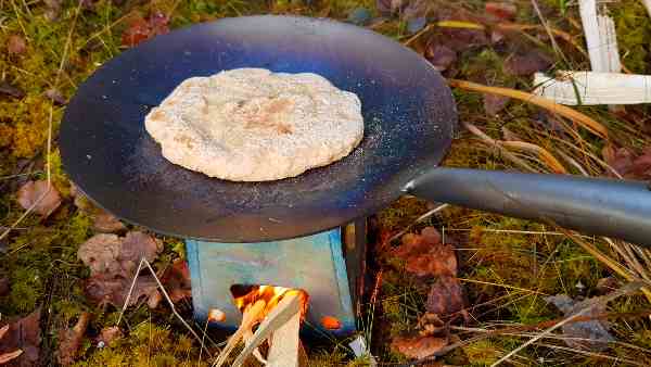 Stompabröd kan du steka i stompapanna. Köp den hos Smart Fritid.