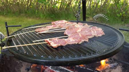 grillspett på vändbar grillplatta till Espegards braspanna.