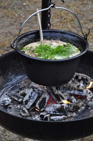 Friluftsmat recept vildmarksmat - här viltskavsgryta upphängd i Espegard Braspanna.