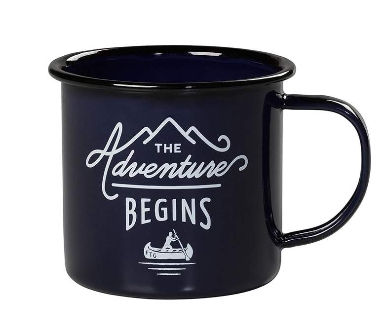 Mugg av emalj, blå med texten The Adventure begins