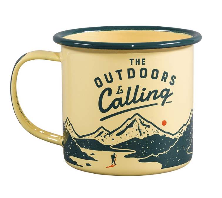 Emaljmugg med tryck: The outdoors is calling och fjällmotiv - mild gul färg med blåtgrönt tryck.