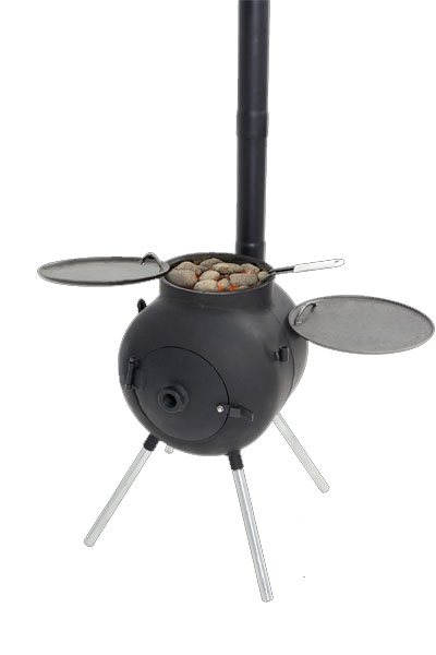 Ozpig är en friluftsgrill som du tar med dig ut i naturen. Här vy bakifrån.