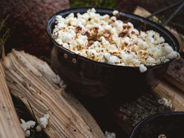 Popcorn Popper - närbild på popcorn - med smälta smulor av choklad.