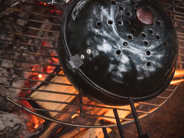 Popcorn Popper på gallret på frilufstgrillen Braspanna.