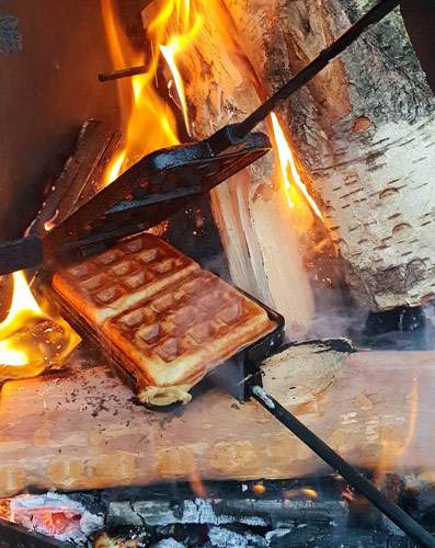 Belgiskt våffeljärn över eld